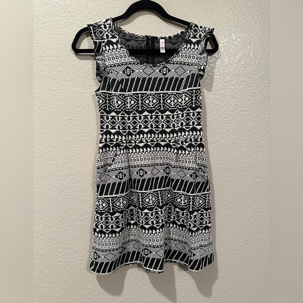 Xhilaration Girls Black and White Patterned Dress with pockets Sz M